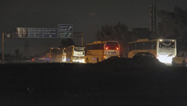 Колонна автобусов с боевиками и членами их семей покидает Восточную Гуту. Архивное фото