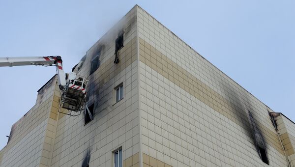 Сотрудники пожарной охраны МЧС во время тушения пожара в торговом центре Зимняя вишня в Кемерово. 26 марта 2018