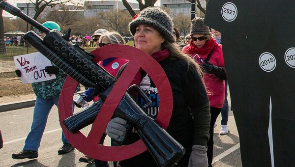 Участница Марша за наши жизни в Вашингтоне с требованием ужесточить контроль за оборотом огнестрельного оружия. 24 марта 2018
