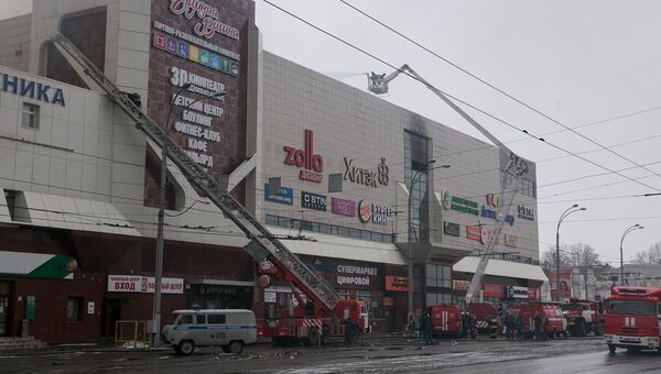 Сотрудники пожарной охраны МЧС борются с пожаром в торговом центре Зимняя вишня в Кемерово. 25 марта 2018