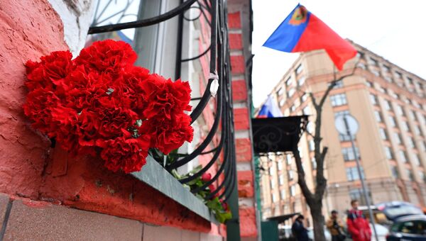 Цветы в память о погибших в ТЦ «Зимняя вишня» у здания представительства Кемеровской области в Москве. 26 марта 2018