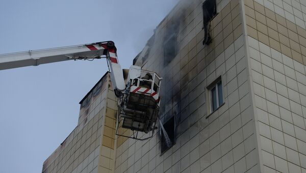 Сотрудники пожарной охраны МЧС во время тушения пожара в торговом центре Зимняя вишня в Кемерово