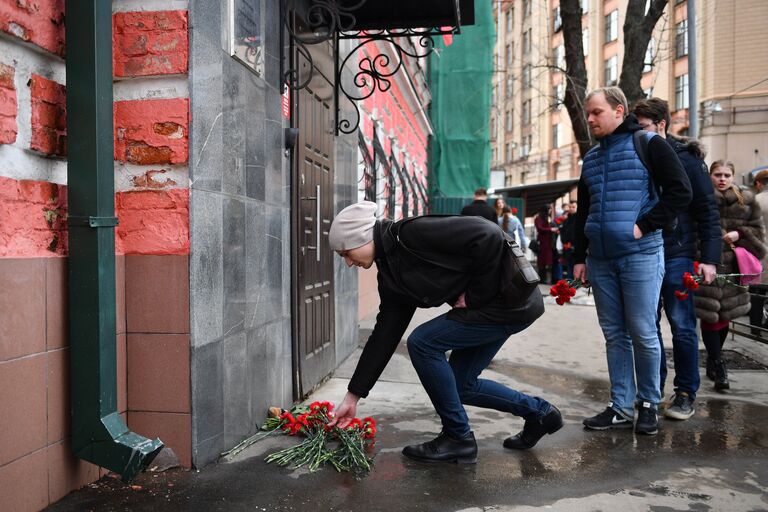 Москвичи несут цветы в память о погибших в ТЦ Зимняя вишня к зданию представительства Кемеровской области в Москве. 26 марта 2018