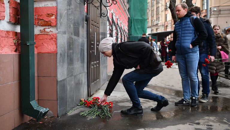 Москвичи несут цветы в память о погибших в ТЦ Зимняя вишня к зданию представительства Кемеровской области в Москве. 26 марта 2018