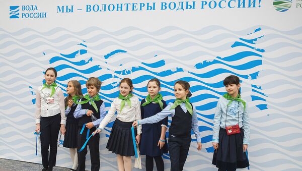 Школьники и студенты приняли участие во всероссийской экологической акции Голубая лента