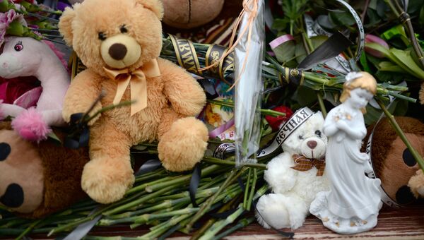 Цветы и мягкие игрушки возле здания торгового центра Зимняя вишня в Кемерово, где произошел пожар. 26 марта 2018
