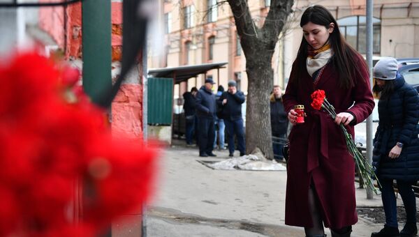 Москвичи несут цветы в память о погибших в ТЦ «Зимняя вишня» к зданию представительства Кемеровской области в Москве