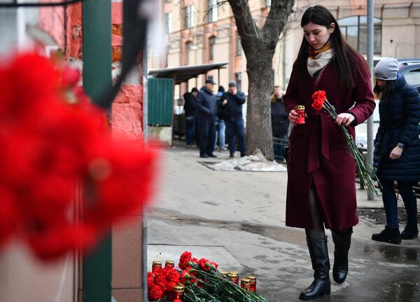 Москвичи несут цветы в память о погибших в ТЦ «Зимняя вишня» к зданию представительства Кемеровской области в Москве