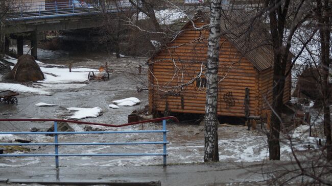 Подтопление домов в результате паводка в городе Белокуриха Алтайского края. 26 марта 2018