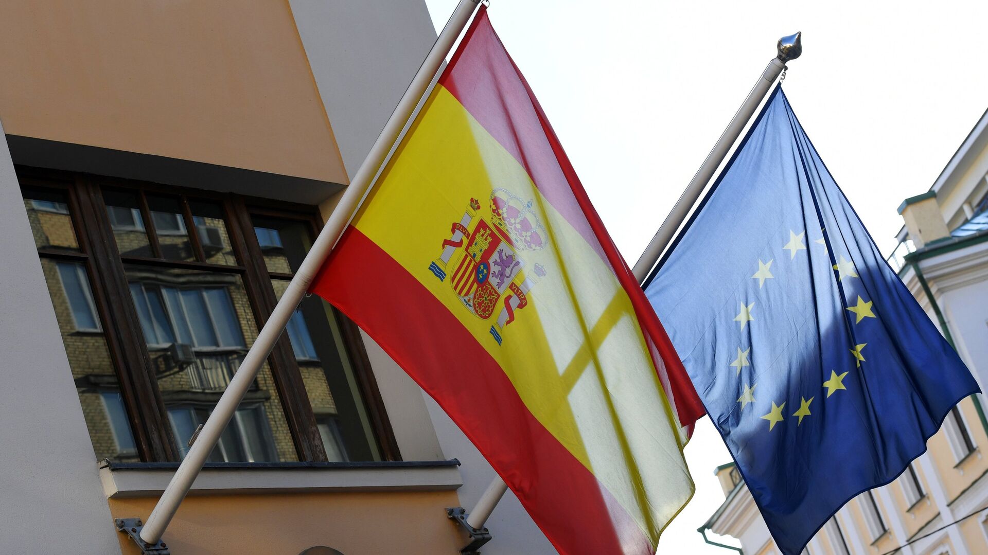 Флаги Испании и Европейского союза на здании Генерального консульства Испании в Москве. - РИА Новости, 1920, 08.05.2023