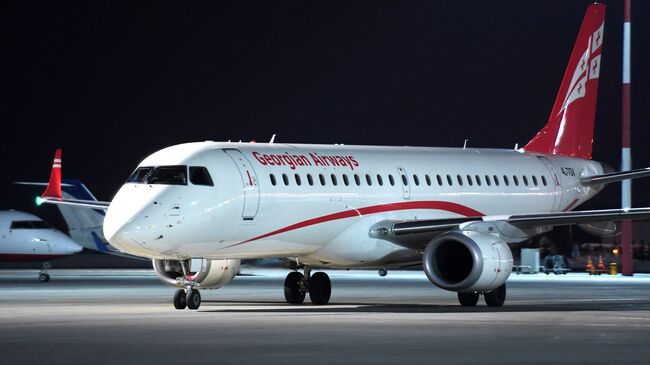 Самолет Embraer-190 авиакомпании Georgian Airways совершает первый регулярный международный рейс Тбилиси-Казань-Тбилиси в Международном аэропорту Казань. 26 марта 2018