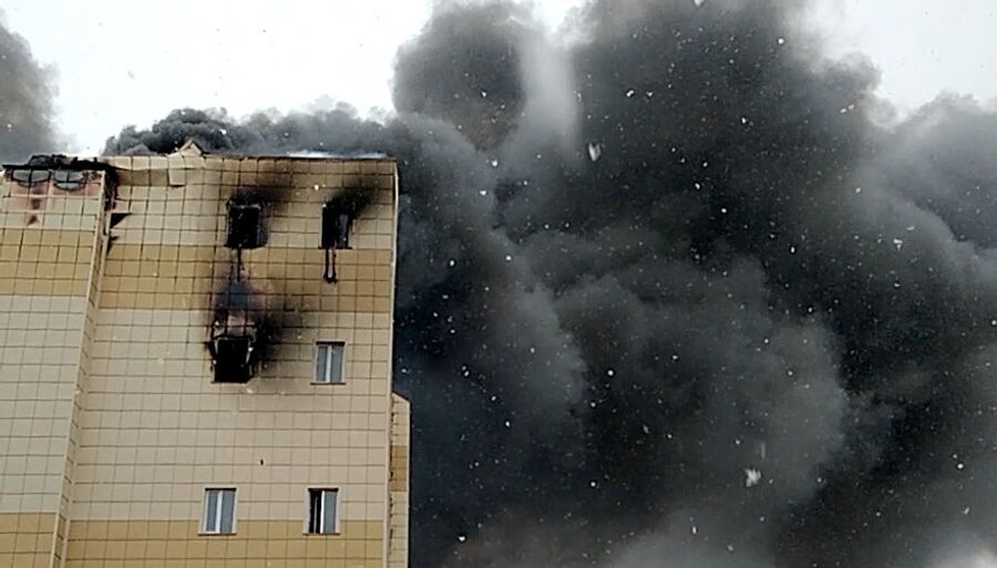 Пожар в здании торгового центра Зимняя вишня в Кемерово