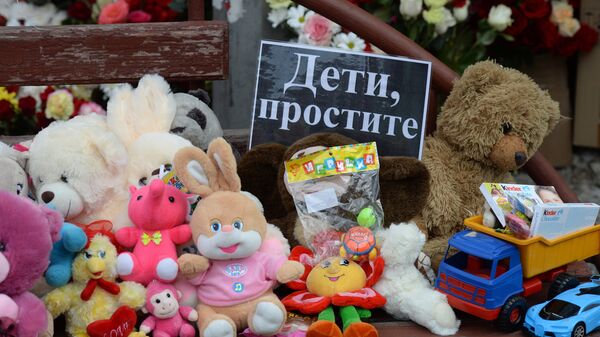 Цветы и мягкие игрушки возле здания торгового центра Зимняя вишня в Кемерово