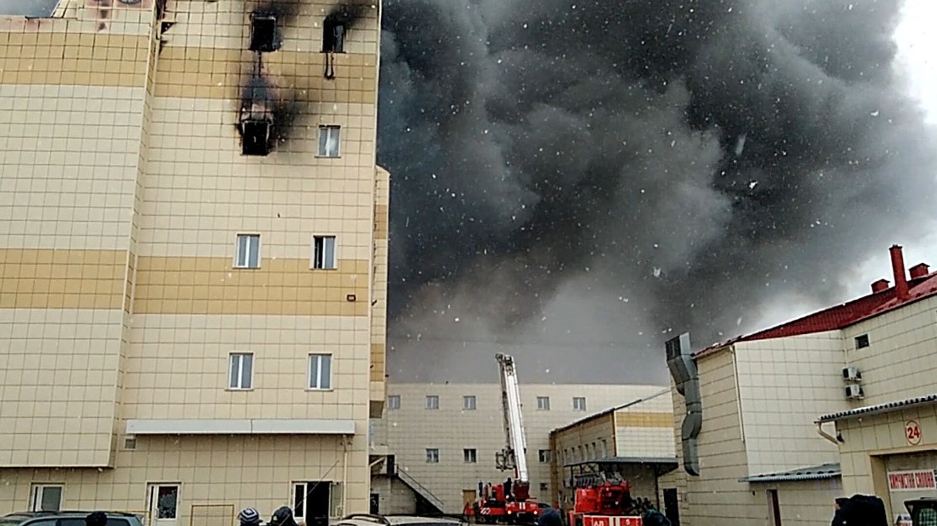 Пожар в здании торгового центра Зимняя вишня в Кемерово. 25 марта 2018 - РИА Новости, 1920, 20.12.2021