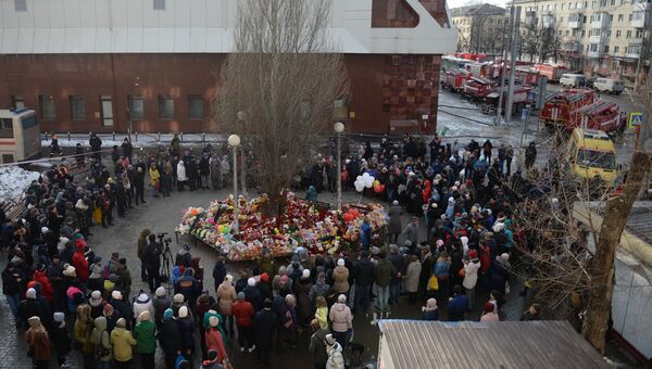 Жители у здания торгового центра Зимняя вишня в Кемерово, где произошел пожар. 26 марта 2018