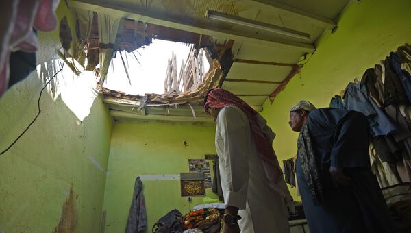 Поврежденный дом обломками баллистических ракет выпущенных по Саудовской Аравии со стороны Йемена. 26 марта 2018
