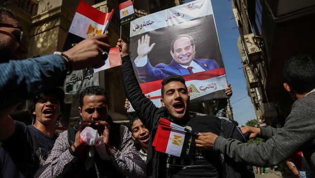 Жители на одной из улиц в Каире во время президентских выборов. 26 марта 2018