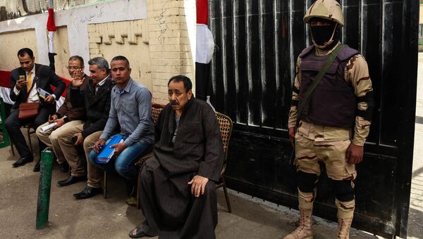 Жители на избирательном участке в Каире на выборах президента Египта