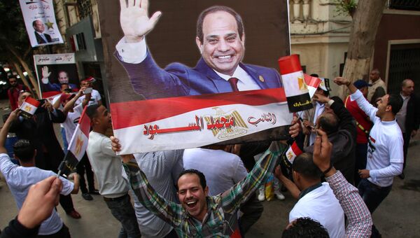 Жители на одной из улиц в Каире во время выборов президента Египта