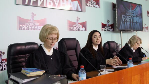 Представитель трибунала Елена Шишкина (в центре)
