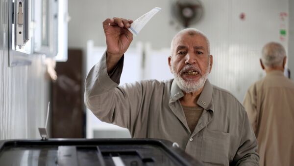 Мужчина голосует на избирательном участке в Каире во время выборов президента Египта