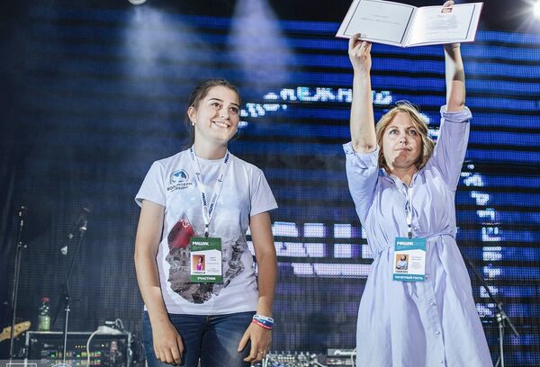 Победитель конкурса Послы Победы – 2017 Афият Алиева (слева) Победитель конкурса Послы Победы – 2017 Афият Алиева (слева)