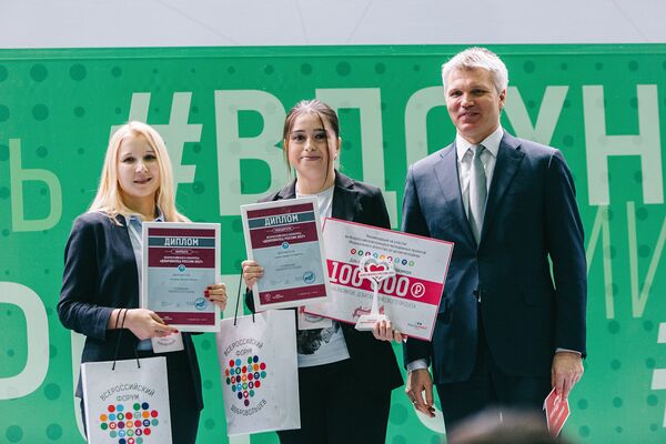 Победитель конкурса Послы Победы – 2017 Афият Алиева (в центре) Победитель конкурса Послы Победы – 2017 Афият Алиева (в центре)
