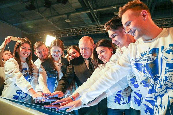 Президент России Владимир Путин и Волонтеры Победы на презентации исторической квест-комнаты виртуальной реальности в Волгограде Президент России Владимир Путин и Волонтеры Победы на презентации исторической квест-комнаты виртуальной реальности в Волгограде
