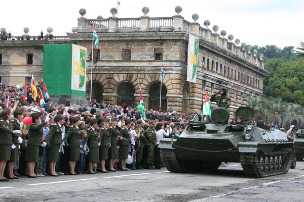 Военный парад в честь Дня независимости Абхазии прошел в Сухуми