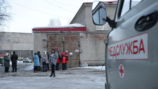 Автомобиль медицинской службы у здания Кемеровского областного бюро судебно-медицинской экспертизы, куда доставлены тела погибших при пожаре в ТЦ Зимняя вишня