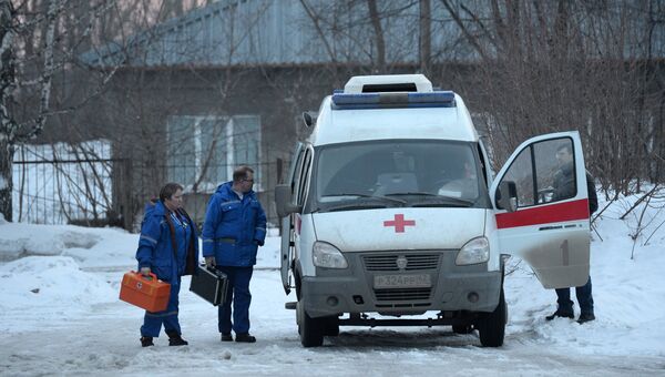 Автомобиль скорой помощи у здания Кемеровского областного бюро судебно-медицинской экспертизы