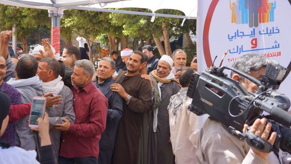 Люди перед избирательным участком в Каире во время президентских выборов в Египте. 26 марта 2018