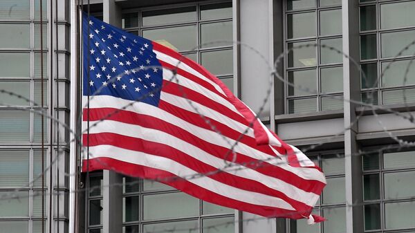 Флаг на здании посольства США в Большом Девятинском переулке в Москве