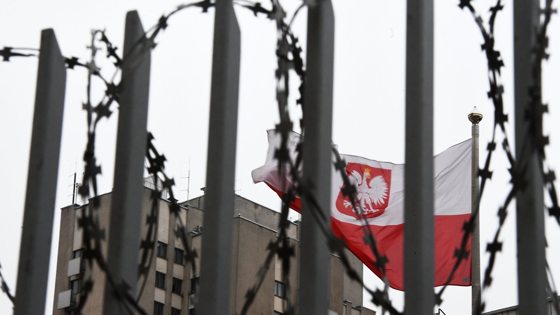 Флаг Польши на территории посольства Польши в Москве - РИА Новости, 1920, 23.03.2022