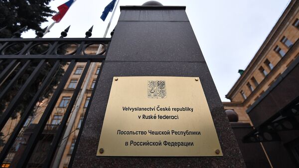 Вывеска у входа в здание посольства Чехии на улице Юлиуса Фучика в Москве