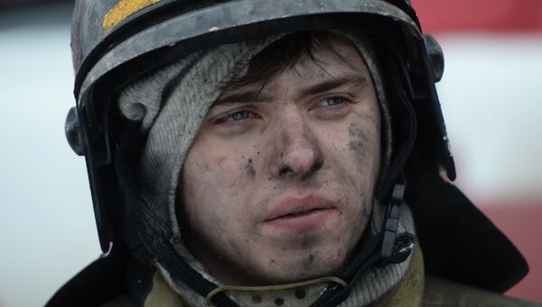 Сотрудник пожарной охраны МЧС во время тушения пожара в торговом центре Зимняя вишня в Кемерово