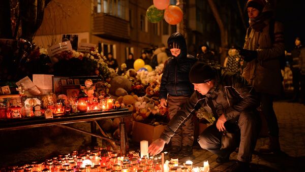 Жители зажигают свечи в память о погибших при пожаре в торговом центре Зимняя вишня в Кемерово