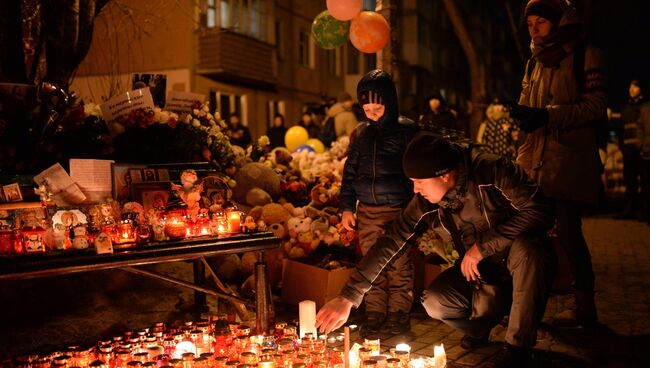 Жители зажигают свечи в память о погибших при пожаре в торговом центре Зимняя вишня в Кемерово. 26 марта 2018