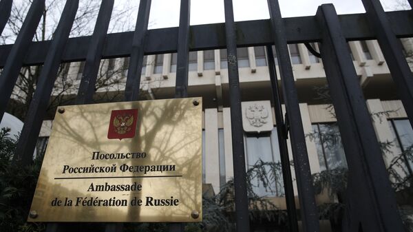 Вывеска на здании посольства РФ во Франции