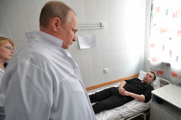 Владимир Путин во время посещения больницы, где находятся пострадавшие при пожаре в торговом центре Зимняя вишня в Кемерово. 27 марта 2018