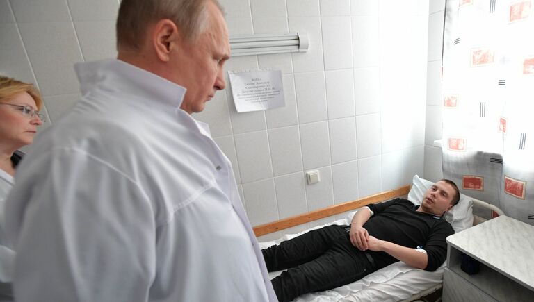 Владимир Путин во время посещения больницы, где находятся пострадавшие при пожаре в торговом центре Зимняя вишня в Кемерово. 27 марта 2018