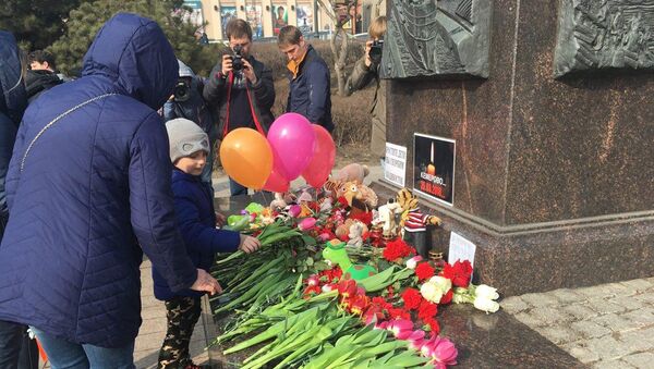 Цветы в память о погибших в ТЦ Зимняя вишня во Владивостоке. 27 марта 2018