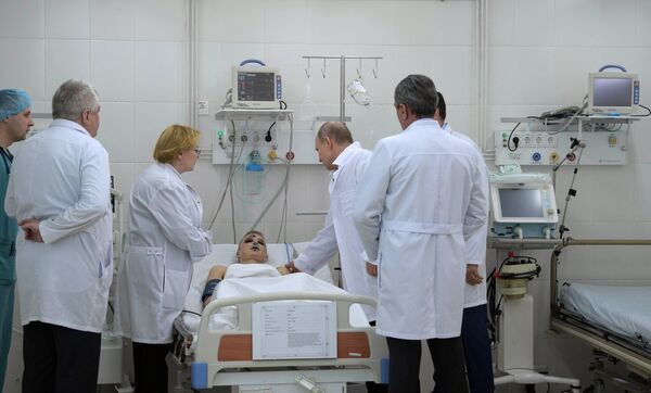 Президент РФ Владимир Путин во время посещения больницы, где находятся пострадавшие при пожаре в торговом центре Зимняя вишня в Кемерово
