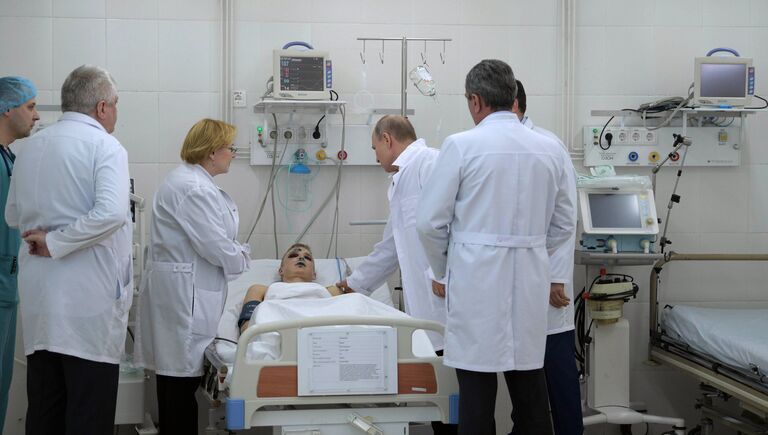 Президент РФ Владимир Путин во время посещения больницы, где находятся пострадавшие при пожаре в торговом центре Зимняя вишня в Кемерово