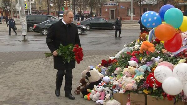 Путин возложил букет красных роз в память о жертвах пожара в Кемерово Путин возложил букет красных роз в память о жертвах пожара в Кемерово