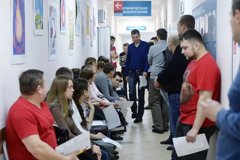 Люди пришли в Кемеровский областной центр крови, чтобы сдать кровь для пострадавших от пожара в торговом центре Зимняя вишня в Кемерове. 27 марта 2018 Люди пришли в Кемеровский областной центр крови, чтобы сдать кровь для пострадавших от пожара в торговом центре Зимняя вишня в Кемерове. 27 марта 2018