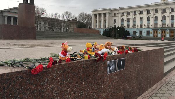 Крымчане несут цветы и игрушки на площадь в Симферополе в память о погибших в Кемерово. 27 марта 2018