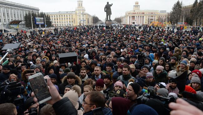 Участники стихийного митинга в память о жертвах пожара в ТЦ Зимняя вишня на площади Советов у здания администрации в Кемерово