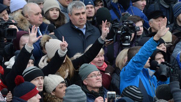Митинг в память о жертвах пожара в ТЦ Зимняя вишня на площади Советов у здания администрации в Кемерово. 27 марта 2018