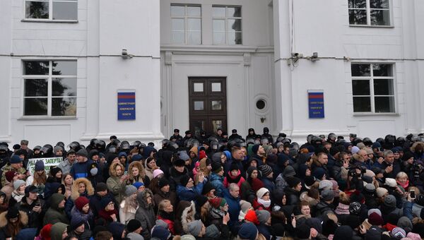 Митинг в память о жертвах пожара в ТЦ Зимняя вишня на площади Советов у здания администрации в Кемерово. 27 марта 2018